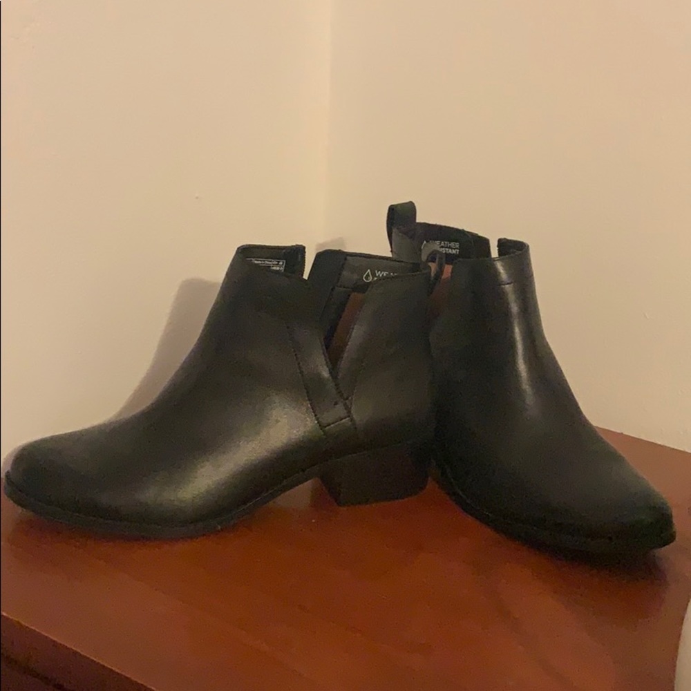 Vionic - Clara - black leather ankle boot size 9